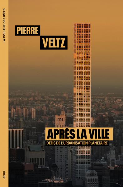 Couverture du livre "Après la ville" de Pierre Veltz, représentant une tour moderne sur fond de ville au coucher du soleil.